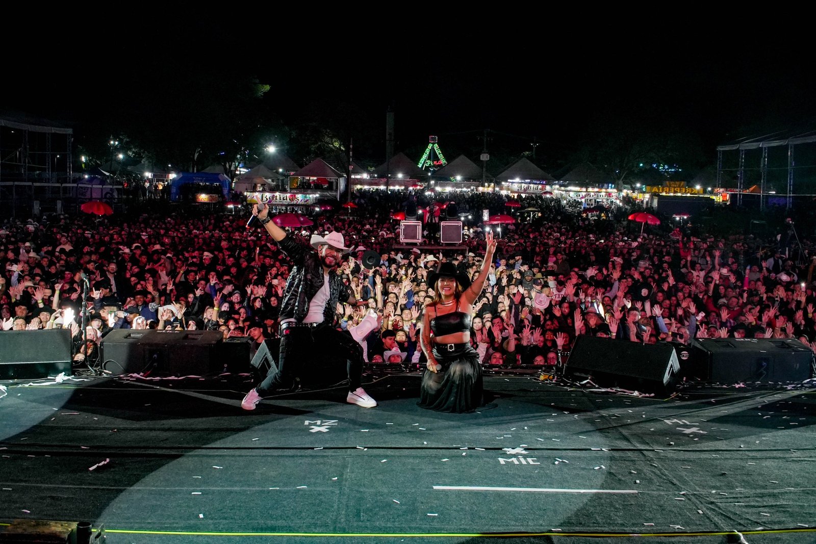 The song reaching its audience — Paulinha and Adriano performing in Lins.